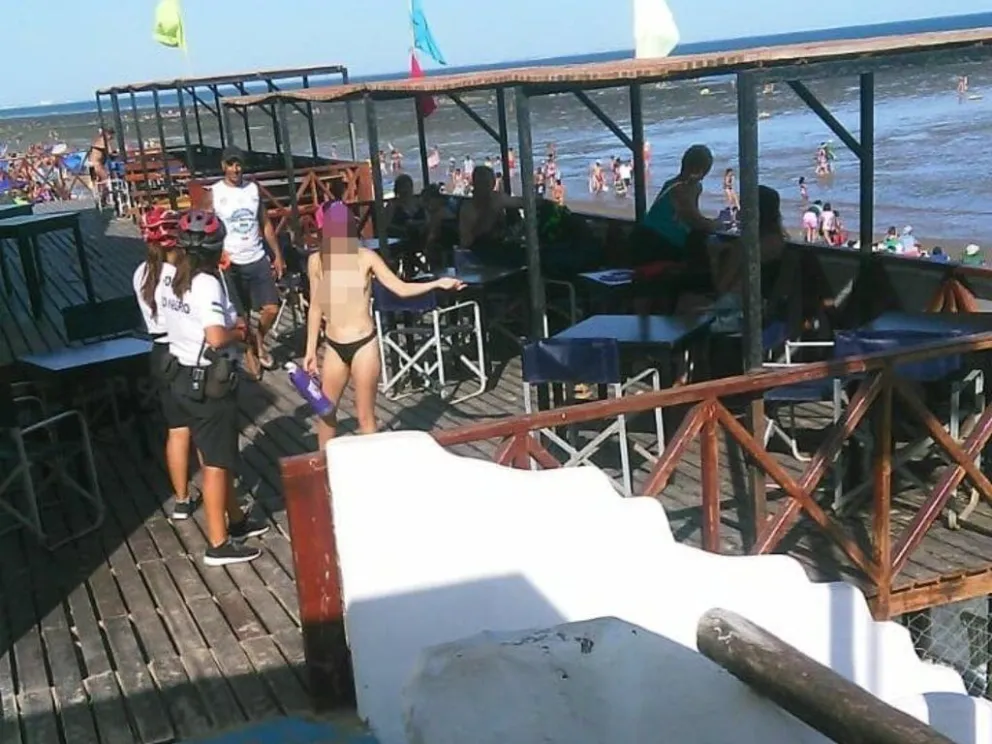 Escándalo por una chica que hizo topless en Las Grutas
