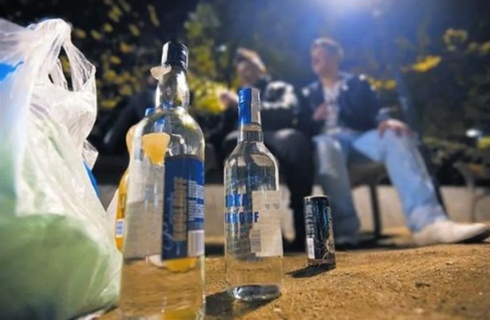 Decomisarán el alcohol a quienes beban en la vía pública