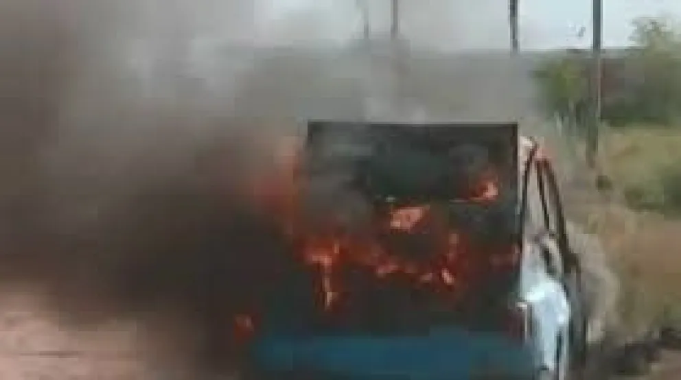 No le arrancó el auto y lo prendió fuego