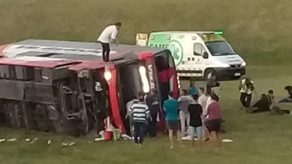 Ruta 2: vuelco de un micro dejó dos muertos y al menos 13 heridos