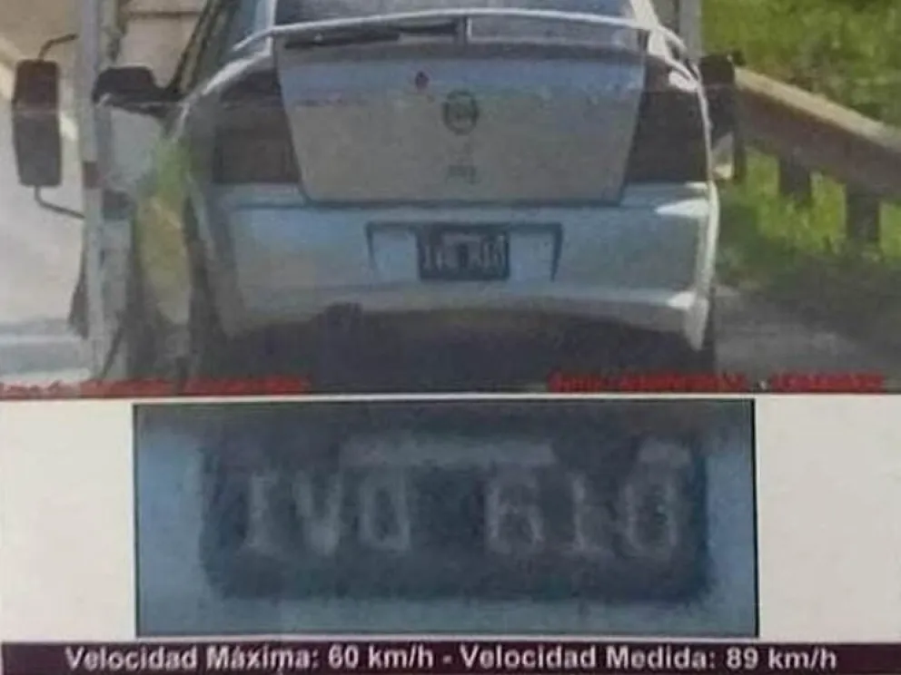 Le llegó una fotomulta por exceso de velocidad, pero su auto era remolcado por una grúa
