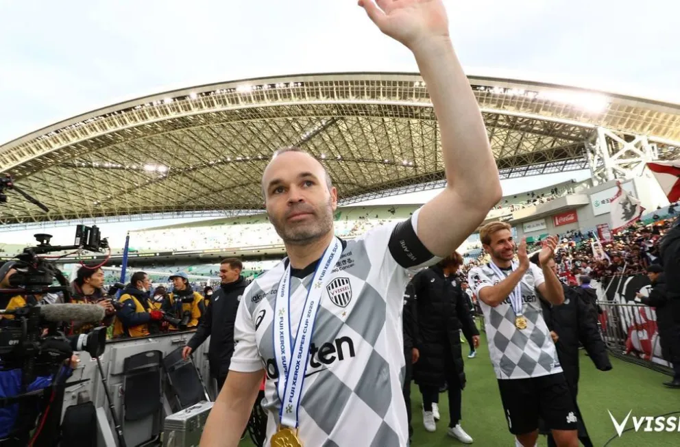 Iniesta campeón en una definición insolita