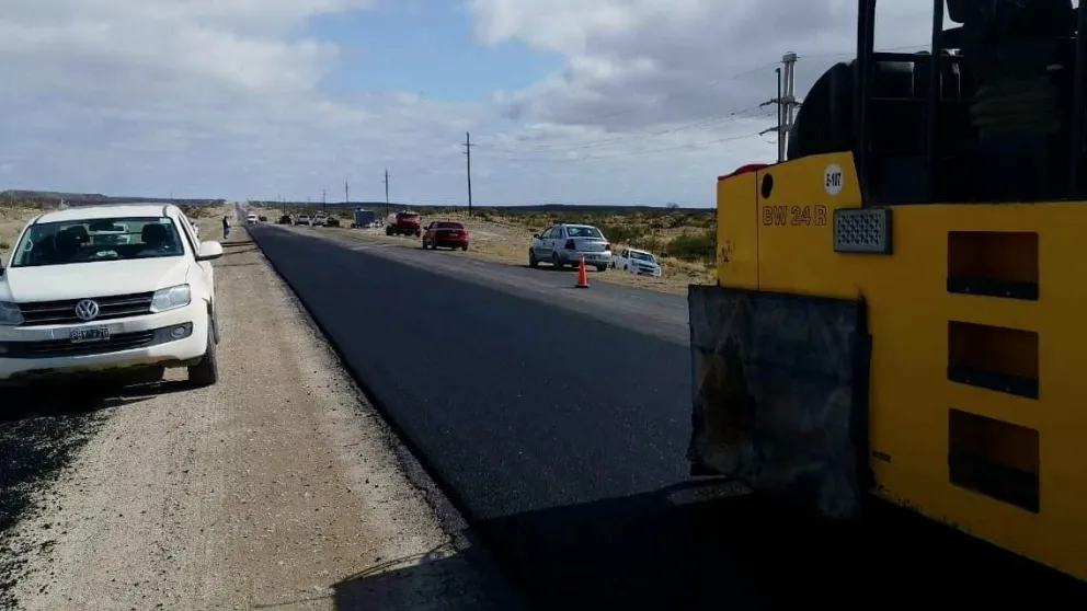Repavimentan los accesos al balneario Las Grutas