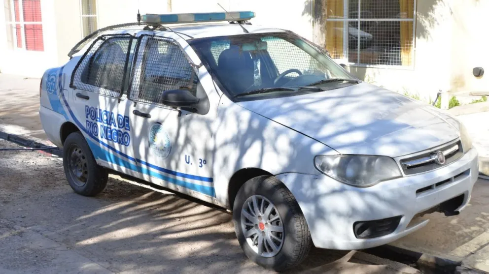 Intentó robar un auto, hizo ruido y lo detuvo la Policía