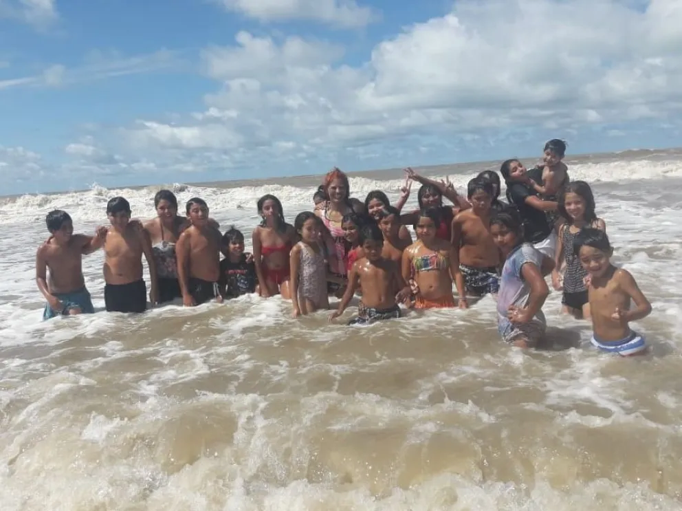Niñas y niños de un merendero de Viedma conocieron el mar