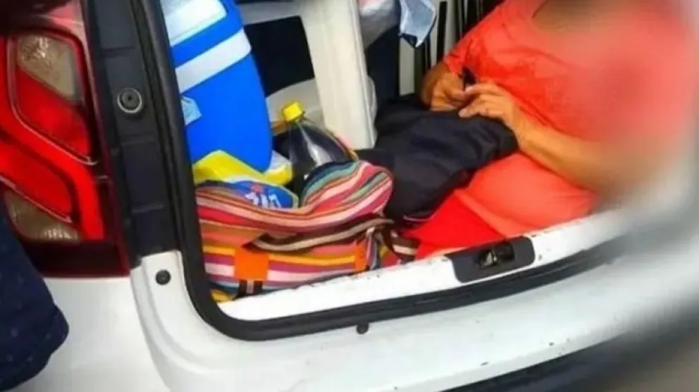 Llevaba a su suegra en el baúl y lo multaron