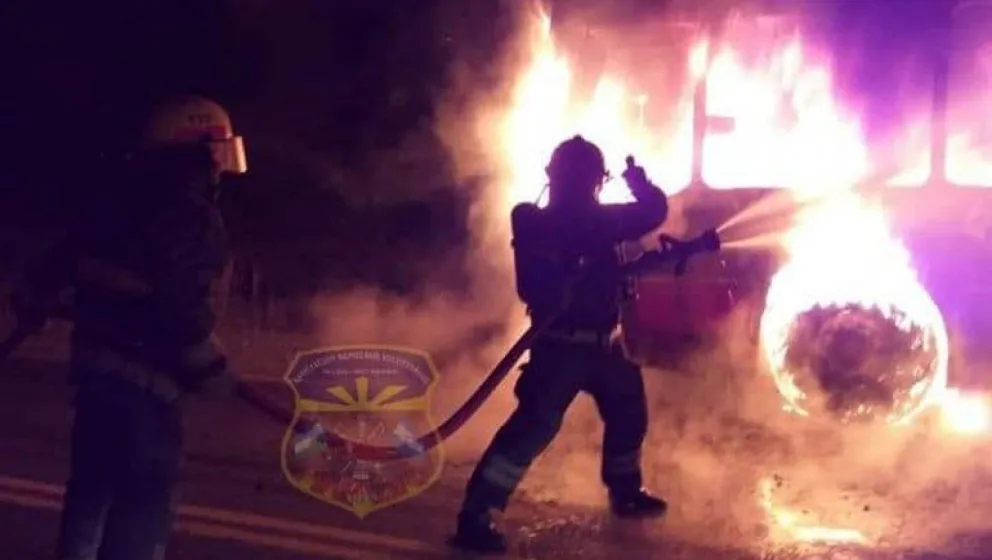 Un colectivo se prendió fuego en plena Ruta 22