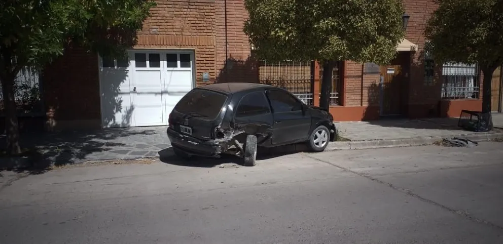 Alcoholizado, colisionó contra un auto estacionado