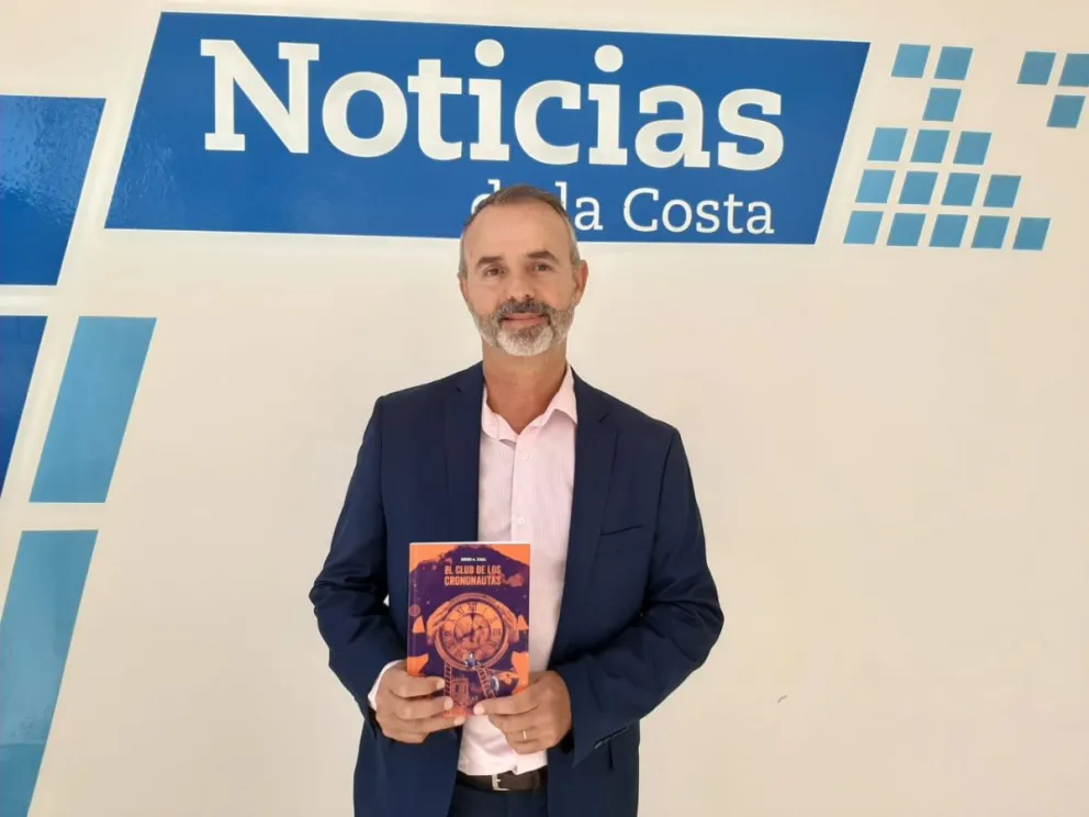 Abogado escribió una novela de ficción con referencias locales