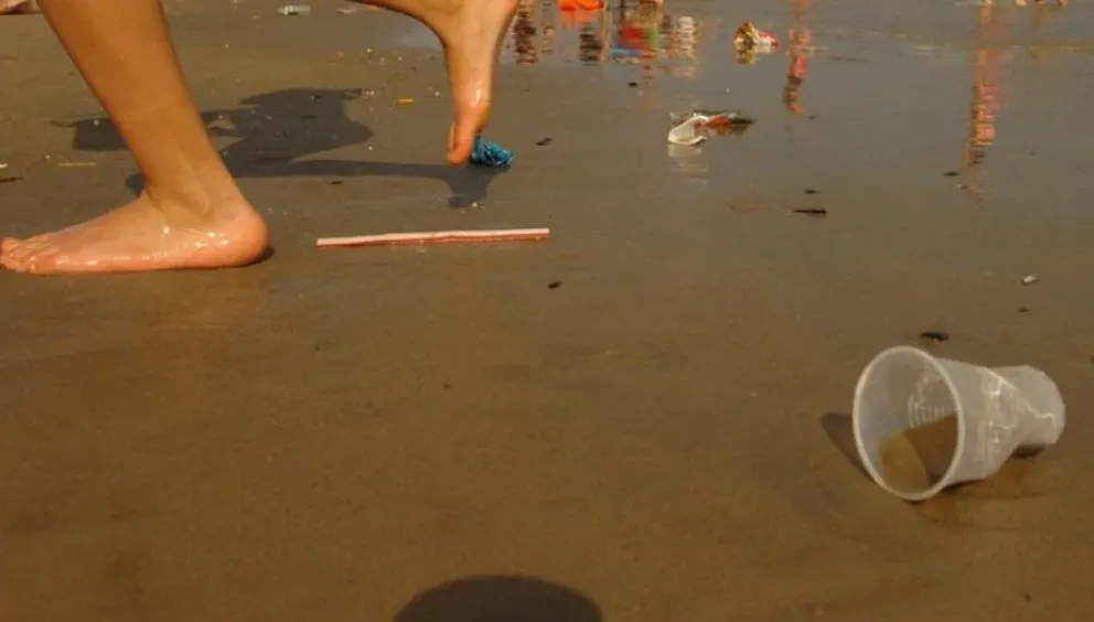 Proponen reducir el uso de vasos de plástico y sorbetes