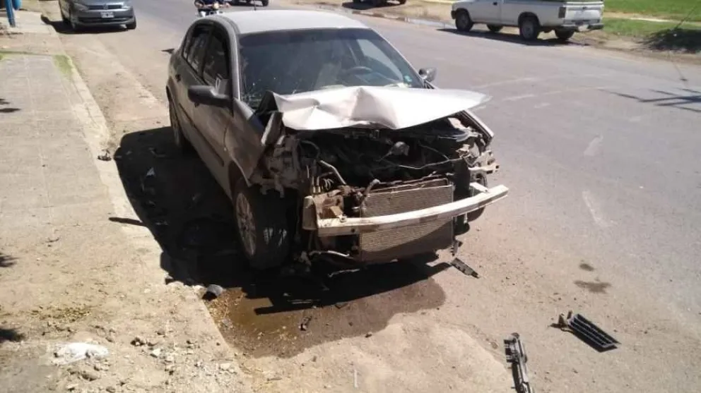 Chocó a un auto y lo arrastró hasta el medio de la calle