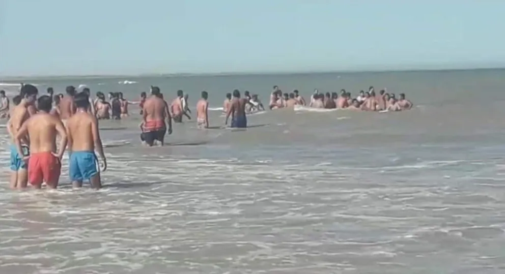 Realizaron una cadena humana para salvar a un hombre