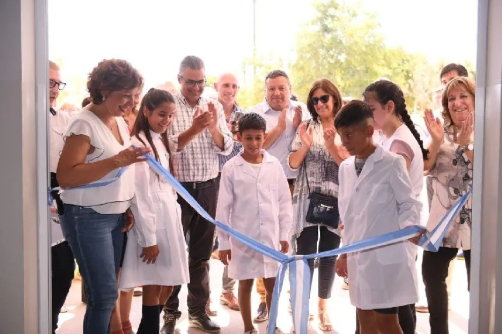 La gobernadora inauguró obras escolares en el inicio de clases