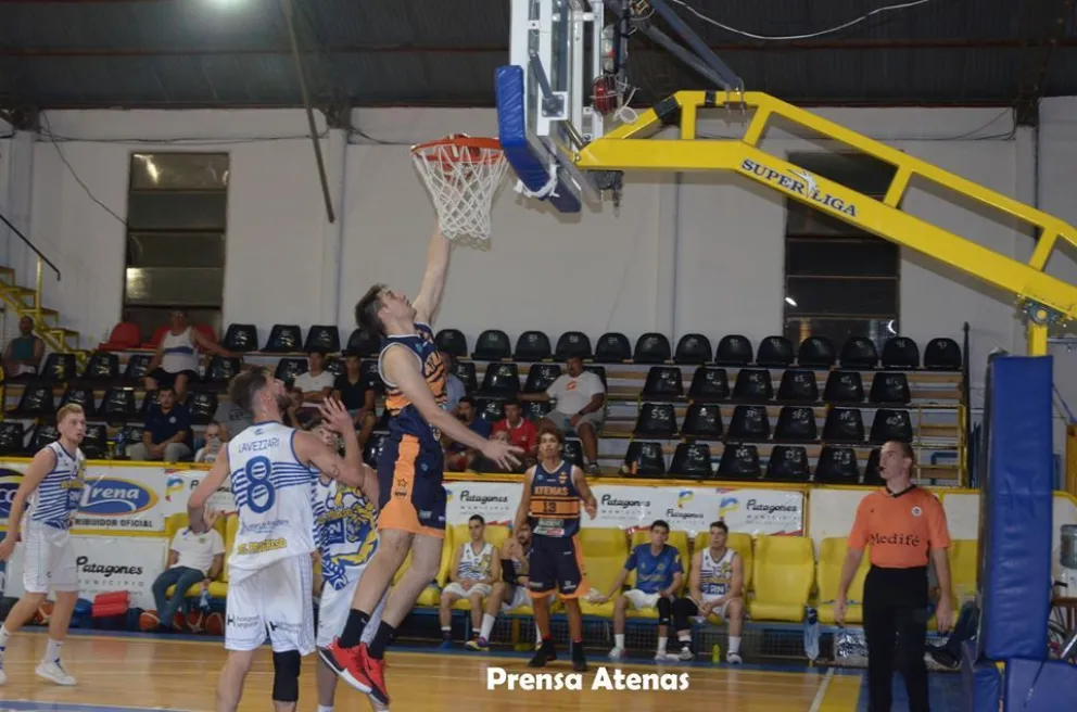 Atenas ganó un difícil y trabado partido