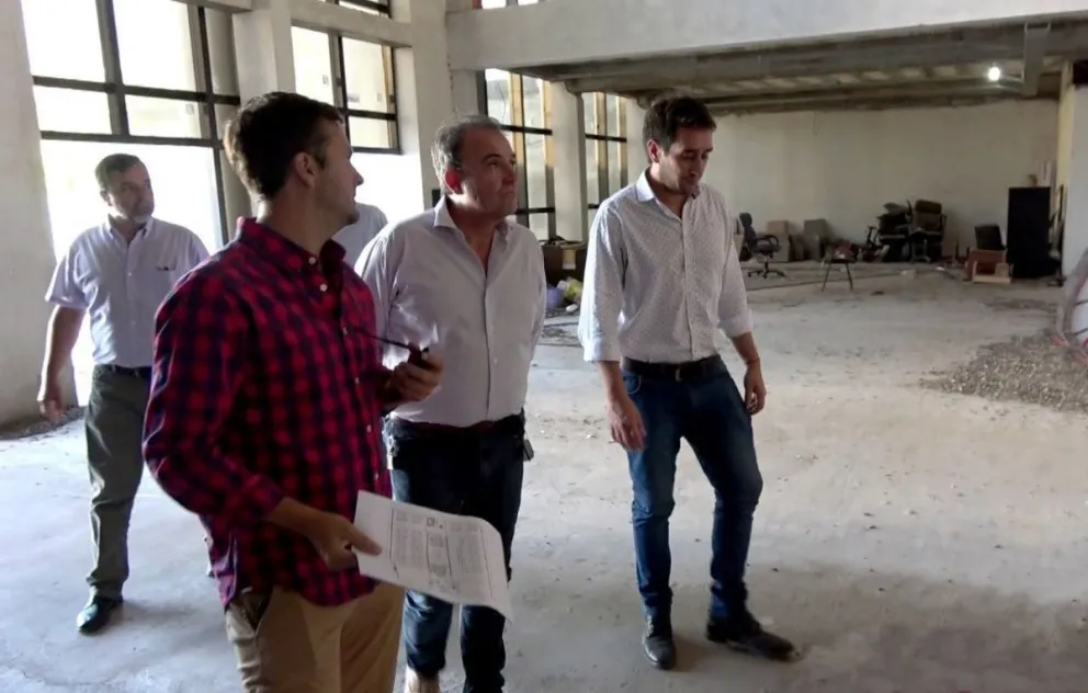 Pesatti recorrió el edificio en el que se instalará el municipio