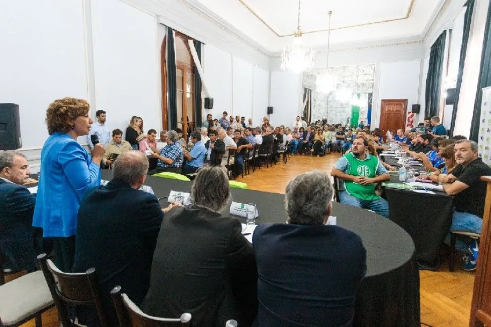 Arabela encabezó el primer encuentro con las centrales gremiales