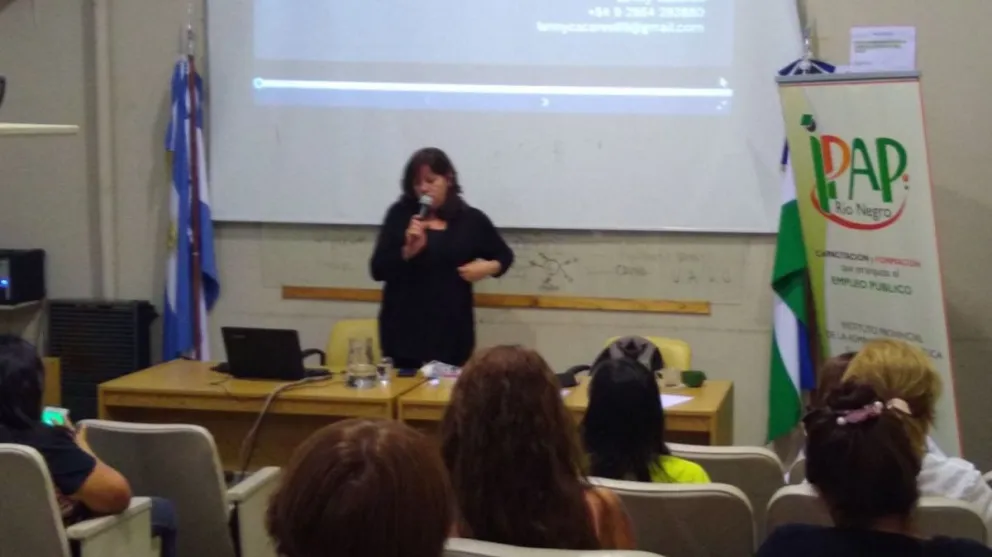 Lenny Cáceres dictó un taller de Comunicación y Género en Viedma