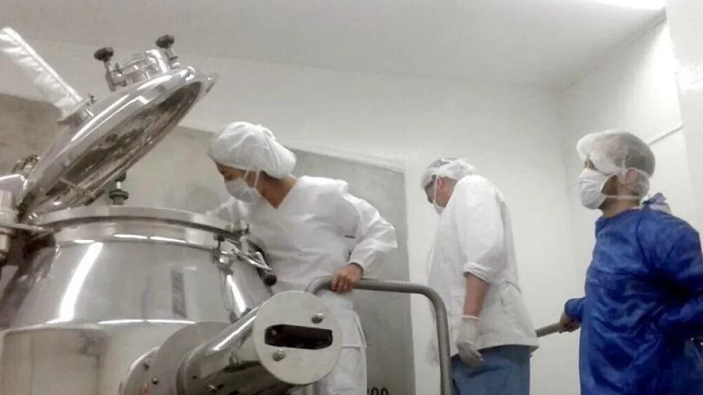 El laboratorio PROFARSE reforzó su producción de alcohol en gel