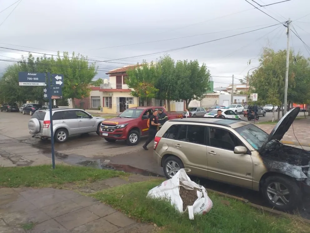 Se incendió una camioneta en plena calle