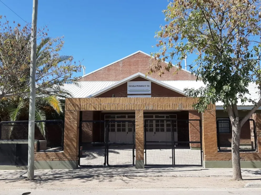 Vecinos enojados por disturbios en el patio de una escuela