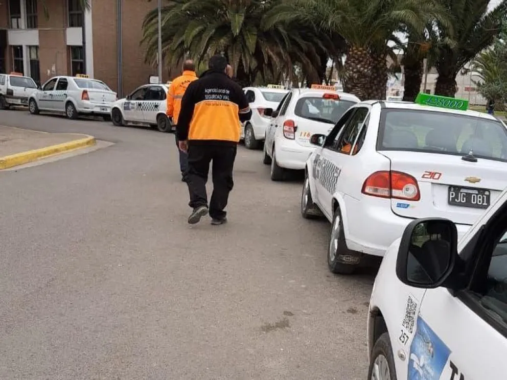 Realizan controles de higiene en espacios y transporte público en Viedma