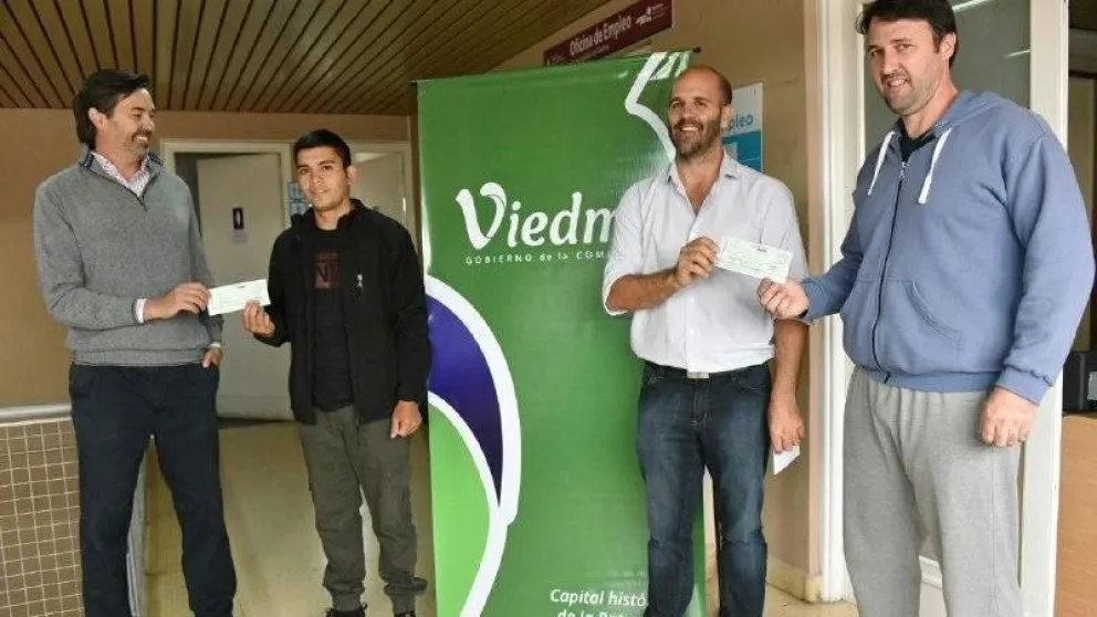 Se realiza la entrega de cheques “Viedma Emprende”