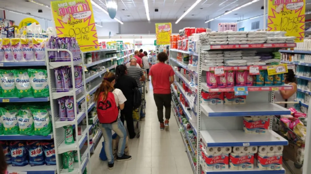 Supermercados llenos ante una inminente cuarentena general 