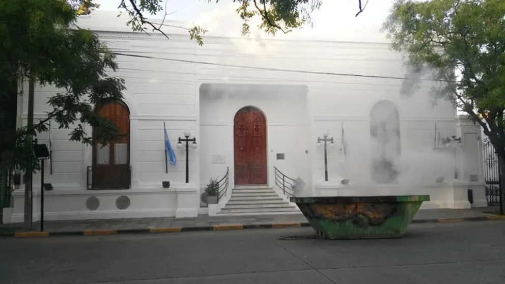 Taxistas protestaron frente a la Casa de Gobierno y el Municipio