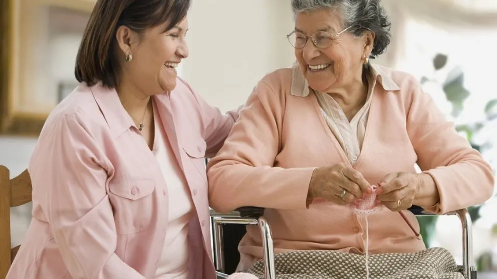 Cuidadores de adultos mayores deben completar una declaración jurada para circular