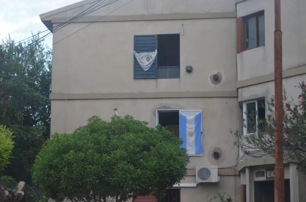 Sin rondas, los pañuelos blancos están en frentes de las casas