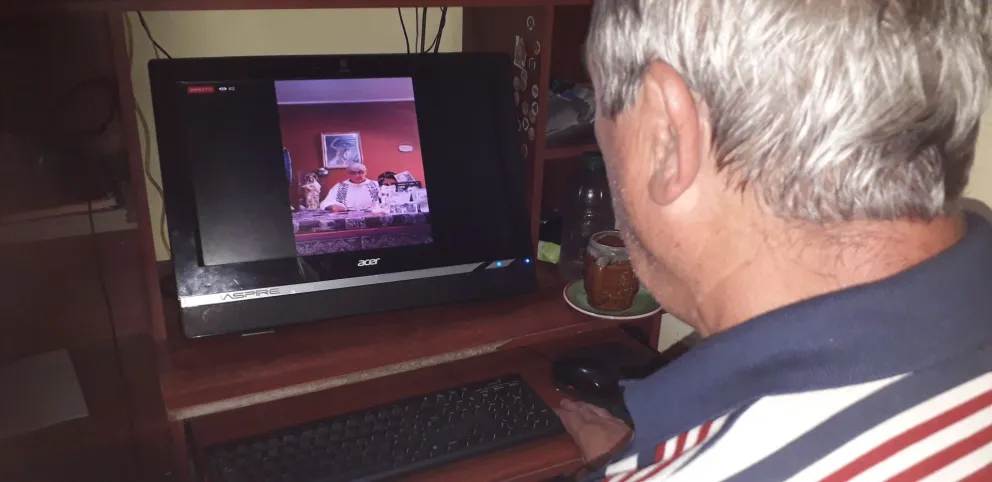 El Padre Luis celebra misa desde su casa y la transmite en vivo