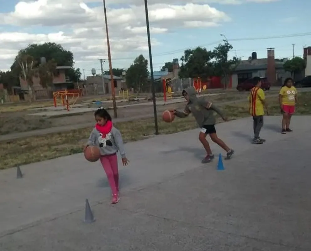 Un equipo de madres e hijos en el básquet local