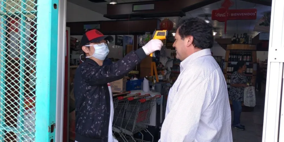 Supermercado en Viedma controla temperatura de clientes