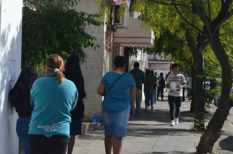 Largas colas en el Correo, en cajeros y en centros de cobros