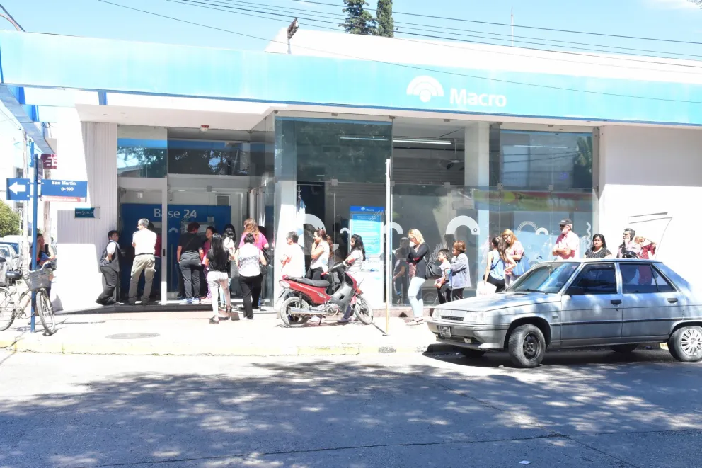 Quiénes pueden concurrir a los bancos este viernes