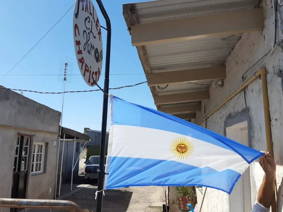 La Comarca se llenó de banderas albicelestes en sus puertas
