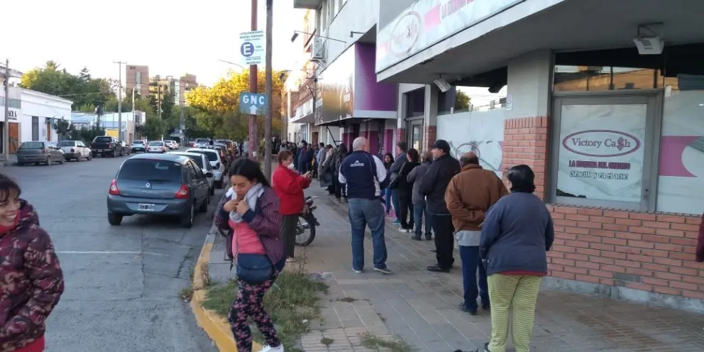 Hay colas interminables en los bancos