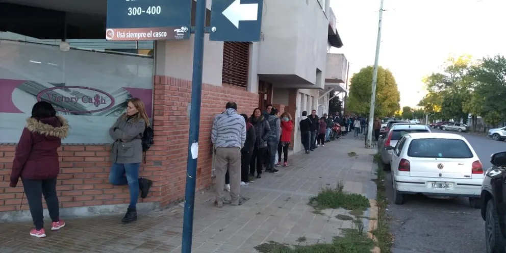 Cufré por las colas en los bancos: "Nosotros lo advertimos"