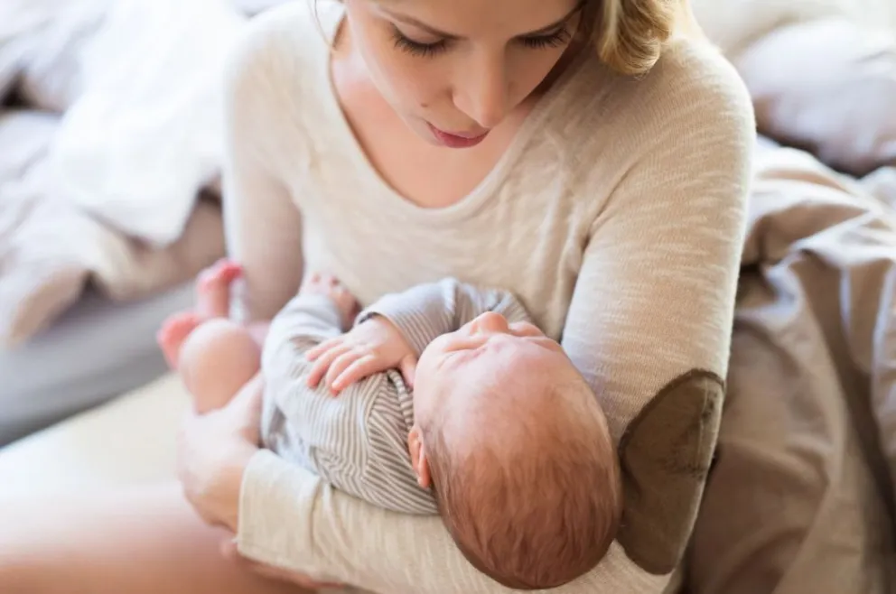 7 beneficios que das tu bebé al tenerle en brazos