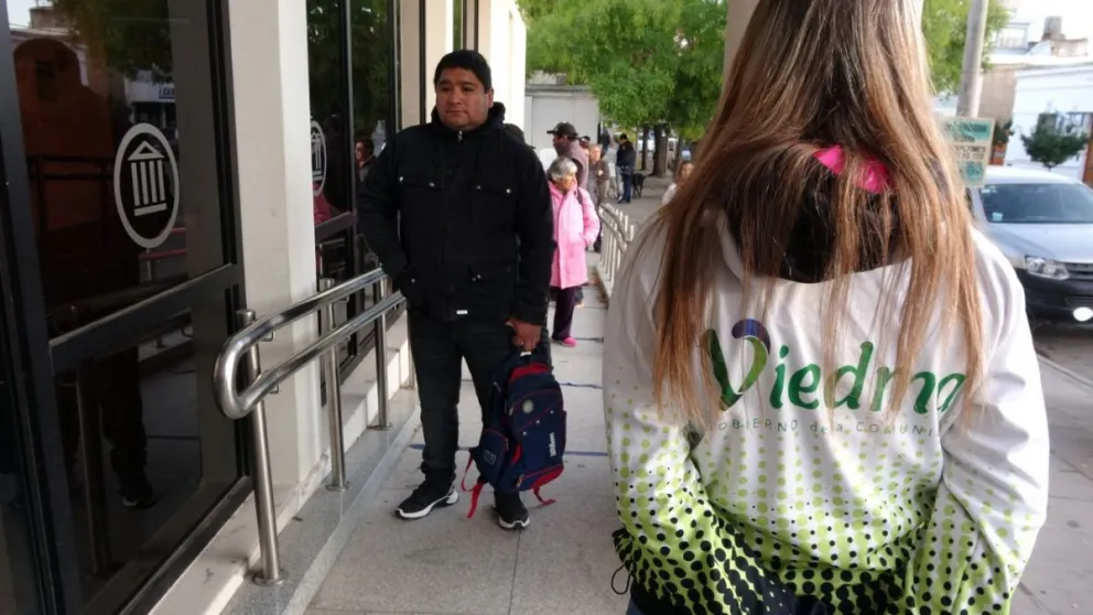 Coronavirus: municipales trabajan en las entradas de los bancos