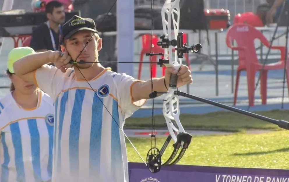 Medallista de oro donó su beca