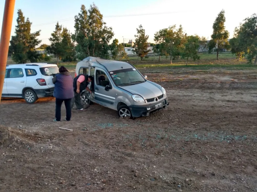 Un joven conductor colisionó contra un poste de luz