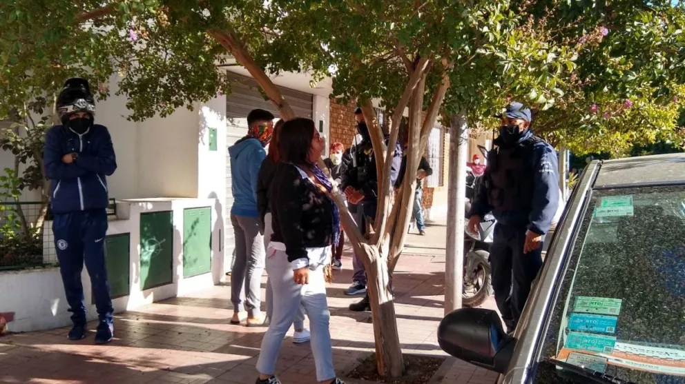 La Policía controla el uso de tapabocas en la vía pública