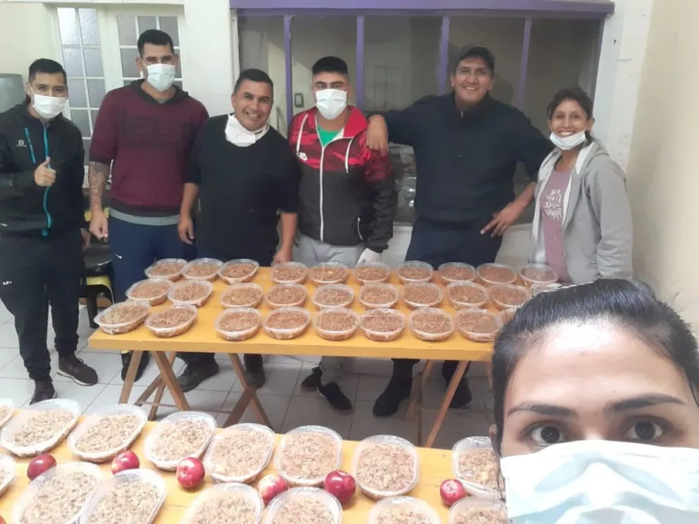 Policías entregaron viandas a familias necesitadas