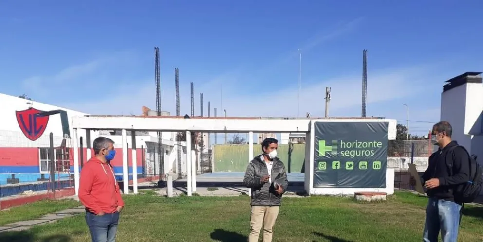 Villa pagó y salvó la cancha de fútbol