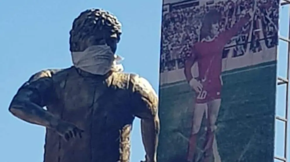 La estatua de Maradona también tiene su barbijo