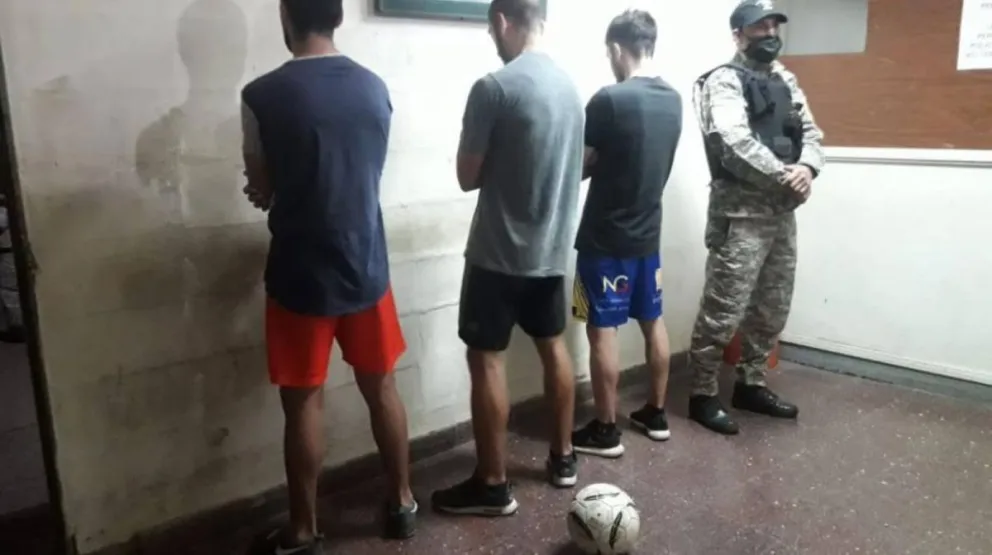 Demorados por jugar a la pelota en la vereda
