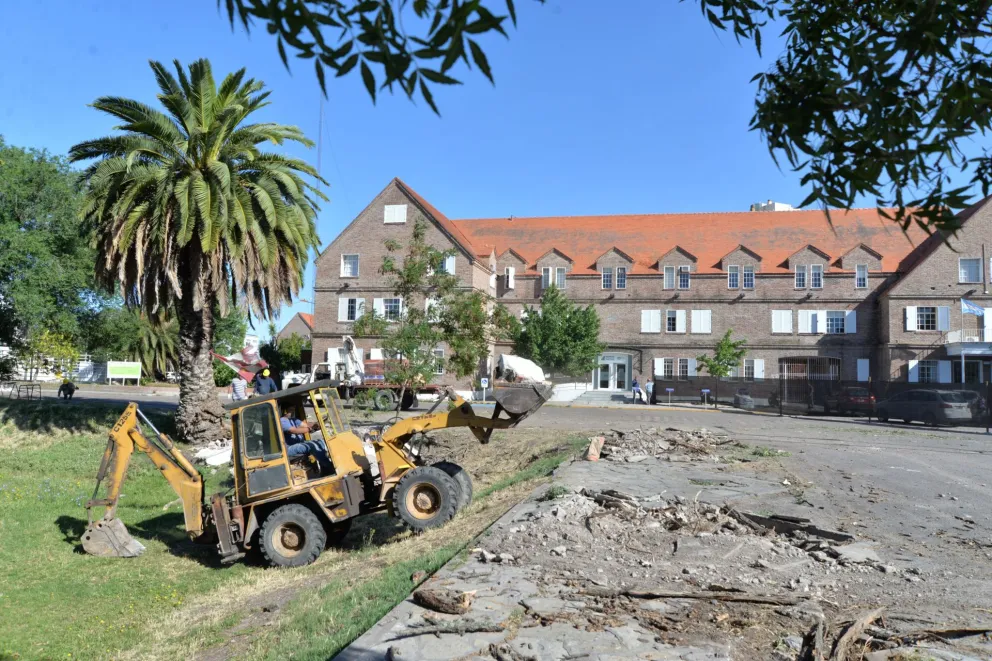 Reactivan la puesta en valor de los jardines del Ministerio