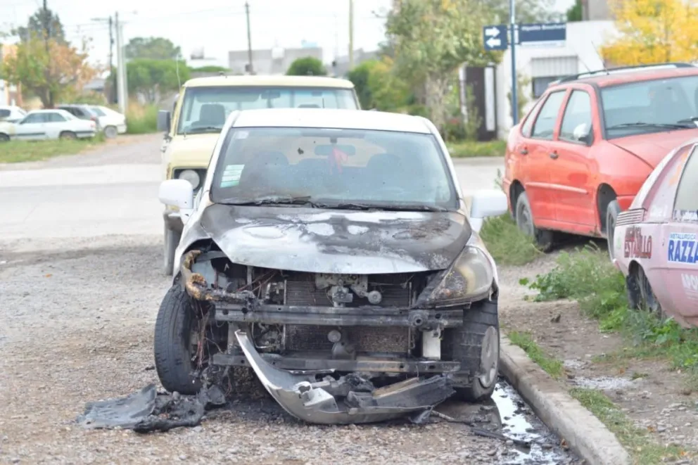 Se incendió un auto en el barrio Santa Clara