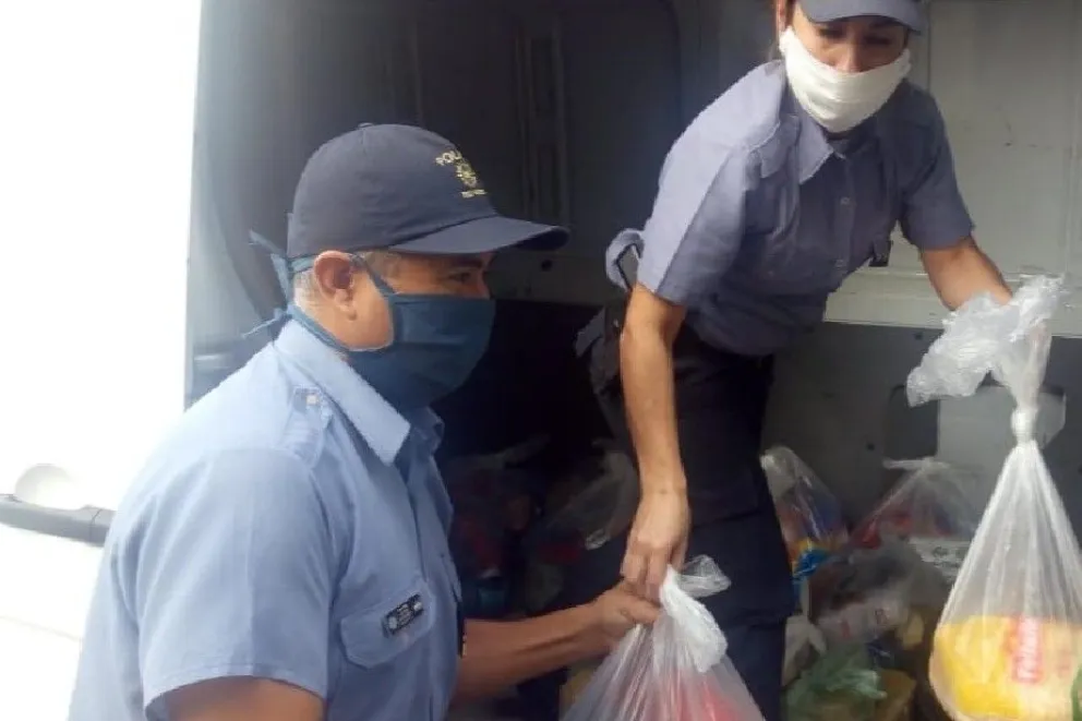 Policías repartieron módulos alimentarios en barrios vulnerables